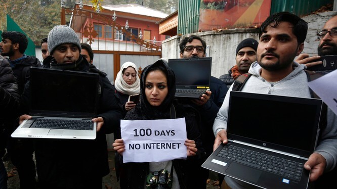 Các nhà báo ở Kashmir biểu tình phản đối đóng cửa Internet (ảnh Farooq Khan/​EPA)