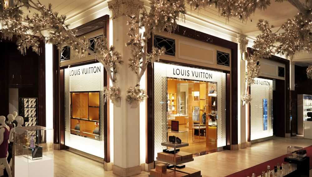 Louis Vuitton được bày bán tại Saks Fifth Avenue